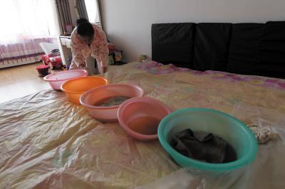 嘉荫楼上漏水，住户失联，小区没物管，业主维权难！律师来支招……